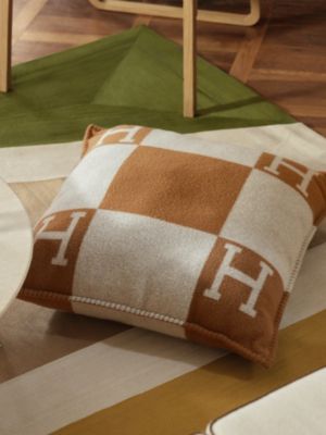 HERMES アヴァロン・ジャンプH クッション カシミア混ウール イエロー系① クッション 《アヴァロン》 GM | Hermès - エルメス-公式サイト